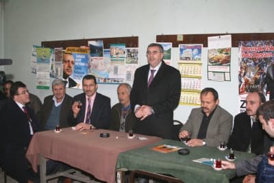 <font size="2"><font face="Arial"><font color="#000000"><strong>AK Parti Geleceğin Teminatıdır</strong></font><br /><br />&Ouml;te yandan,&nbsp; AK Parti Sakarya B&uuml;y&uuml;kşehir Belediye Başkanı adayı Zeki To&ccedil;oğlu, Yazlık Ak Parti Se&ccedil;im İrtibat B&uuml;rosu'nun a&ccedil;ılışını ger&ccedil;ekleştirdi. To&ccedil;oğlu, burada yaptığı konuşmada, <font color="#333399">&quot;Bizim y&ouml;netimimiz halkıyla bir b&uuml;t&uuml;n oluşturan, halkın fikirlerine &ouml;ncelik veren demokratik ve katılımcıdır. Ak Parti belediyeciğinde &ouml;nceliğimiz halkımıza en iyi hizmeti vermektir. Biz kararlarımızı halkımızın fikirleri doğrultusunda alarak, uygulamaya koyarız. AK Parti geleceğin teminatıdır&quot;</font> dedi.</font></font>