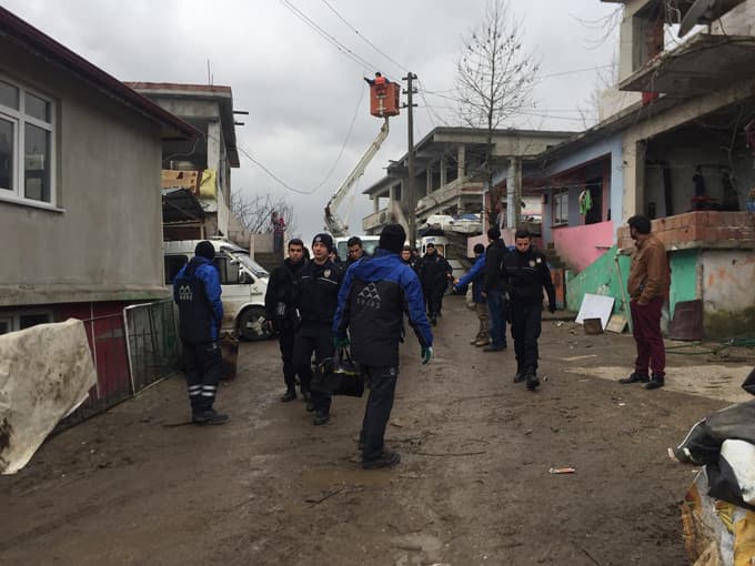 Ekipler, toprağa gömülü kaçak hatları elleriyle çıkardı