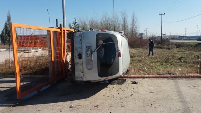 Taklalar atan araç kapıya çarparak durabildi