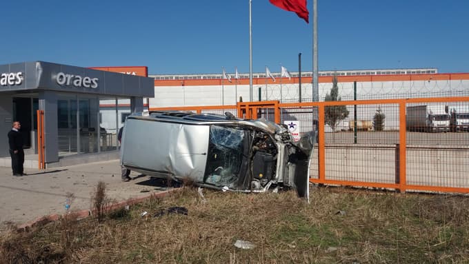 Taklalar atan araç kapıya çarparak durabildi