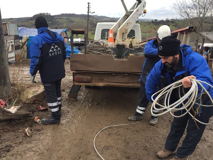 Ekipler, toprağa gömülü kaçak hatları elleriyle çıkardı