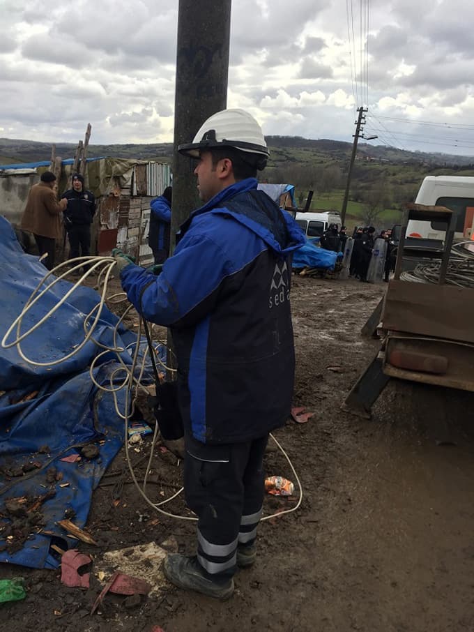 Ekipler, toprağa gömülü kaçak hatları elleriyle çıkardı