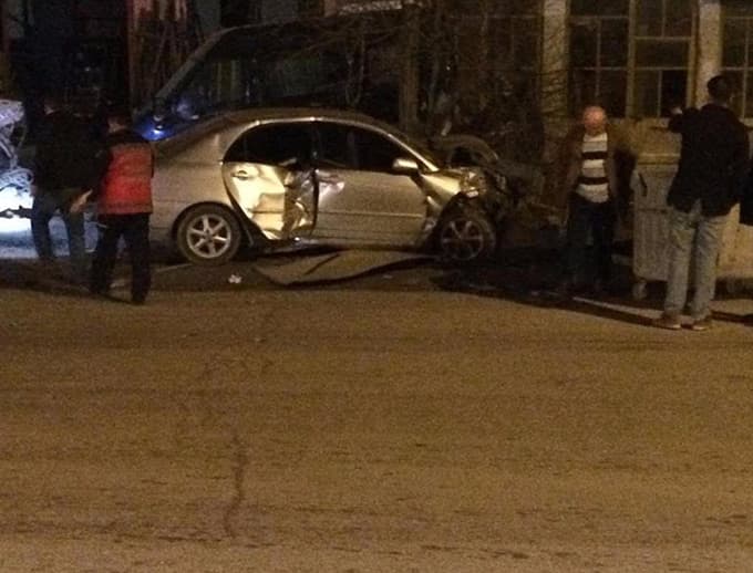 Park halinde duran araca çarptı