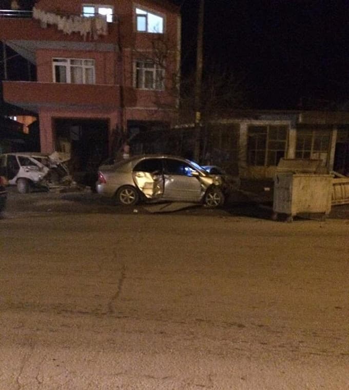 Park halinde duran araca çarptı