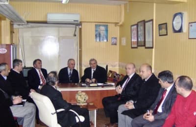 <p><font face="arial,helvetica,sans-serif" size="2"><strong>Her Ay Muhtarlarla Buluşma</strong> </font></p><p><font face="arial,helvetica,sans-serif" size="2">İşsizlikle ilgili projeler olmak &uuml;zere bir &ccedil;ok meselede fikirlerini anlatmak &uuml;zere ziyaret edilen b&uuml;y&uuml;kşehir dahilindeki Muhtarlar Derneği'ni de ziyaret eden Ey&uuml;p Yıldırım, başta b&uuml;y&uuml;kşehir olmak &uuml;zere Adapazarımızda en &ccedil;ok ihmal edilen konunun muhtarlarla diyalog olduğunu belirterek &ouml;nce bunu &ccedil;&ouml;zeceklerini ve her ay muhtarlarla buluşma ger&ccedil;ekleştirerek ayın başarılı mahallesine &ouml;d&uuml;l vereceklerini m&uuml;jdeledi.</font></p><p><font face="arial,helvetica,sans-serif" size="2"><strong>Saadet Tek &Ccedil;are</strong></font></p><p><font face="arial,helvetica,sans-serif" size="2">Cuma g&uuml;n&uuml; akşamı Kapalı Spor Salonu'nda Saadet Partisi Genel başkanı Prof. Dr. Numan Kurtulmuş Bey'in katılacağı programa Muhtarlar Derneği Başkanı'nı da davet eden Saadet Partililer, b&uuml;t&uuml;n Sakarya'nın bu salonda aradığı, &ouml;zlediği buluşmayı ger&ccedil;ekleştirerek tek &ccedil;arenin saadet olacağını yineledi.</font></p><p><font face="arial,helvetica,sans-serif"><br /><font size="2"></font></font></p>
