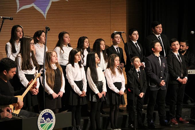 Çocuk korosundan büyüleyici performans
