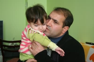 <font face="Arial" size="2">Namazını kıldıktan sonra aracına binen Karaarslan, montunda para poşetinin olmadığını fark edince şok oldu. Polise başvuran ve her yeri dolaşarak kayıp parayı arayan Cezmi Karaarslan, paranın bulunamaması halinde &ccedil;ocuğunun tedavisini yaptıramayacağını s&ouml;yledi.<br /><br />Cezmi Karaarslan, &ccedil;ocuğunun doğuştan spastik olarak d&uuml;nyaya geldiğini belirterek<font color="#333399"> &quot;Bağ-Kur'luyum. &Uuml;niversite hastanesinde bir seansta vurulan tanesi 400 TL olan d&ouml;rt iğneden iki tanesi sigorta tarafından karşılanıyor. Diğer iki iğnenin parasını ben karşılıyorum&quot;</font> diye dert yandı.</font>