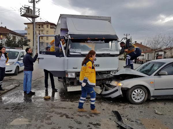 Otomobil ile kamyonet çarpıştı