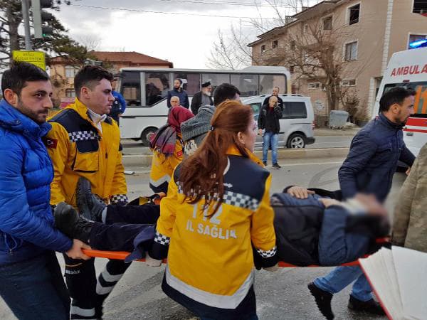 Otomobil ile kamyonet çarpıştı