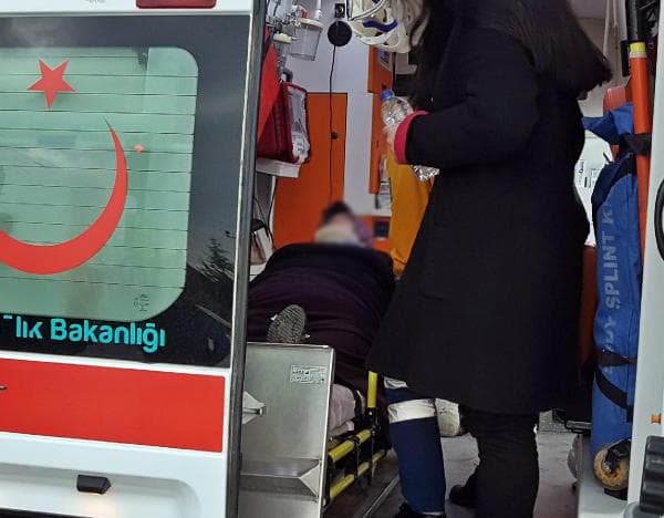 Otomobil ile kamyonet çarpıştı