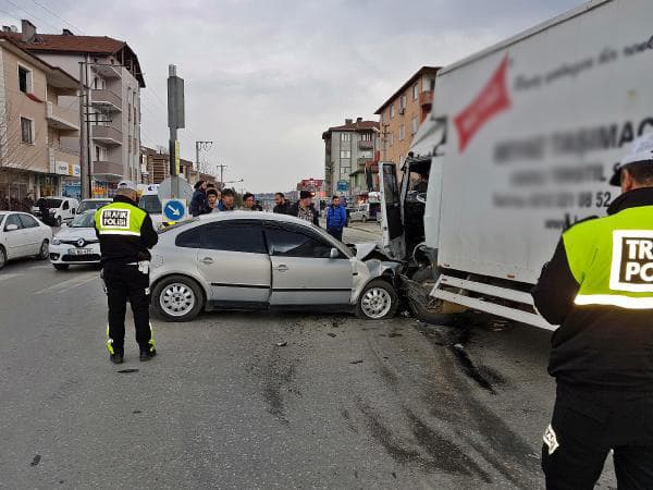 Otomobil ile kamyonet çarpıştı