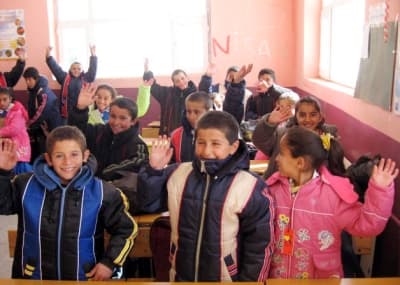<font face="Arial" size="2">G&ouml;k&ccedil;e İlk&ouml;ğretim Okulu'yla yapılan g&ouml;r&uuml;şmeler sonucu iki okulun kardeş okul olması kararlaştırıldı. Kardeş okul projesinin hayata ge&ccedil;irilmesiyle birlikte Ekinli İlk&ouml;ğretim Okulu &ouml;ğrencileri, en yakın arkadaşlarıyla bile paylaşmak istemedikleri oyuncaklarını ve kıyafetlerini Şırnak'taki &ouml;ğrenci kardeşleriyle paylaştı. &Ouml;ğrenciler topladıkları giysi, kırtasiye ve oyuncakların bulunduğu yardım paketlerini kendileri hazırladı. Okulun 3-A sınıfında başlayan, daha sonra okulun b&uuml;t&uuml;n&uuml;ne yayılan kardeş okul projesine Ekinli K&ouml;y&uuml;'nde yaşayan vatandaşlar da b&uuml;y&uuml;k destek verdi. </font>