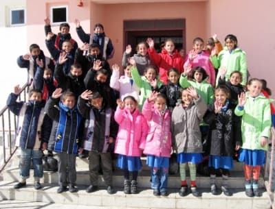 <font face="Arial" size="2"><strong>50 Kolilik Yardım Paketi</strong> </font><br /><br /><font face="Arial" size="2">Yardımların toplanması sırasında maddi durumu zayıf olan bir&ccedil;ok vatandaştan &ouml;nemli miktarda yardım geldiğini belirten G&ouml;k&ccedil;e K&ouml;y&uuml; okul &ouml;ğretmenleri, 50 kolilik yardım paketlerinin ellerine ulaştığını belirterek, yardım paketlerini okulda bulunan &ouml;ğrencilere dağıttıklarını ifade ettiler. </font>