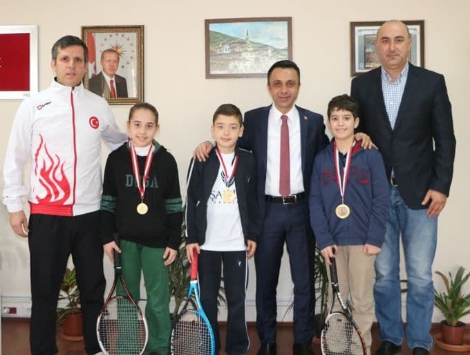 Şampiyon sporcular başarılarını Çelikel ile paylaştılar