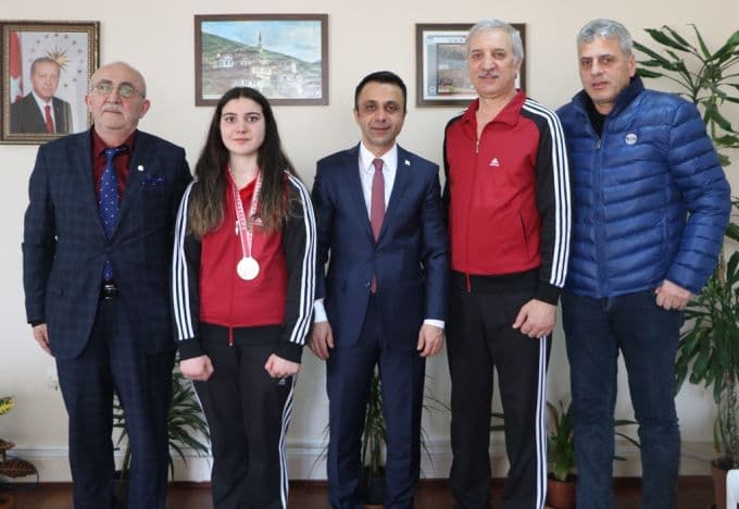 Şampiyon sporcular başarılarını Çelikel ile paylaştılar