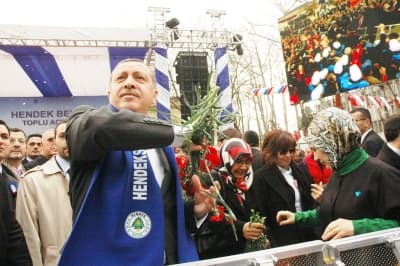 <font face="Arial" size="2" color="#000000"><strong>Alnı A&ccedil;ık Başı Dik Gezebilen Bir &Uuml;lke</strong></font><br /><br /><font face="Arial" size="2">T&uuml;rkiye'nin yurt dışındaki itibarını artırdıklarını ifade eden Erdoğan, <font color="#333399">&quot;T&uuml;rkiye'nin dışarıdan g&ouml;r&uuml;n&uuml;m&uuml;n&uuml; manzarasını değiştirdik. T&uuml;rkiye AB yolunda kararlılıkla ilerliyor. Birleşmiş Milletler G&uuml;venlik Konseyi'nin ge&ccedil;ici &uuml;yesi durumuna geldi. Bu itibarı kalkıp da ana muhalefet sağlamadı. Bug&uuml;n T&uuml;rkiye b&ouml;lgesel meselelere ağırlığını koyan, arabuluculuk yapan bir &uuml;lke. T&uuml;rkiye d&uuml;nyanın neresinde olursa olsun haklının, ezilmişin yanında yer alan, doğruyu haykıran bir &uuml;lke oldu. Ben T&uuml;rk&uuml;m diye alnı a&ccedil;ık başı dik gezebilen bir &uuml;lke&quot;</font> diye konuştu.</font>