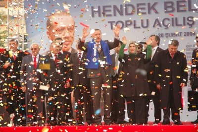 <font size="2"><font face="Arial"><strong><font color="#000000">41 Kere Maşallah Diyorum</font></strong><br /><br /><font color="#333399">&quot;Bug&uuml;n Hendek'te &ccedil;ok değerli eserlerin a&ccedil;ılışın ger&ccedil;ekleştiriyoruz. Ticaret merkezi kampus&uuml; hemen yakınımızda. Karşısında kaymakamlık binası var. Bug&uuml;n ge&ccedil; de olsa a&ccedil;ılış s&ouml;z&uuml;m&uuml;z&uuml; yerine getiriyoruz. Kampus 2003'te tamamlandı. Belediye başkanı &ccedil;ok şeyi pratik zekasıyla &ccedil;&ouml;zd&uuml;. Burası adeta yaşam merkezi oldu. Konutlarla sosyal belediyeciliğin g&uuml;zel bir &ouml;rneğini verdi. Kendisini tebrik ediyorum. Yine kendisine başarılar diliyorum. Hendekliler Ali kardeşime daha b&uuml;y&uuml;k bir g&uuml;&ccedil; verecek. Kaymakam, valimize, emeği ge&ccedil;en t&uuml;m milletvekili arkadaşlarıma teşekk&uuml;r ediyor, 41 kere maşallah diyorum&quot;</font> diyen Erdoğan, daha sonra toplu a&ccedil;ılışları ger&ccedil;ekleştirdi.</font></font>