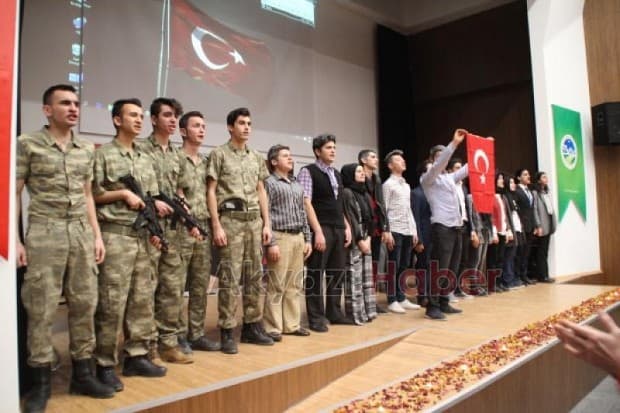 15 Temmuzu anlatan tiyatro gösterisi duygulandırdı
