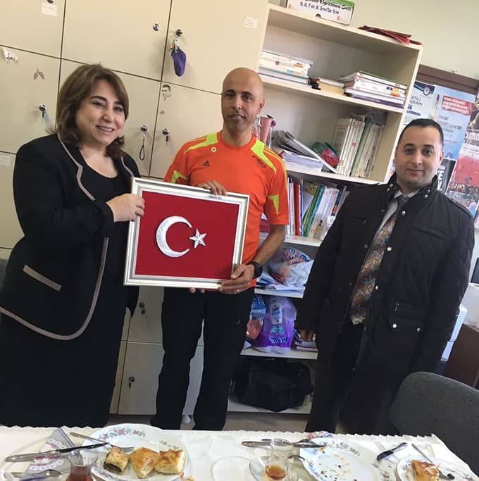 Fedakar öğretmene Töre'den tebrik ziyareti 