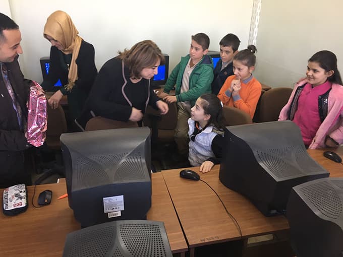 Fedakar öğretmene Töre'den tebrik ziyareti 