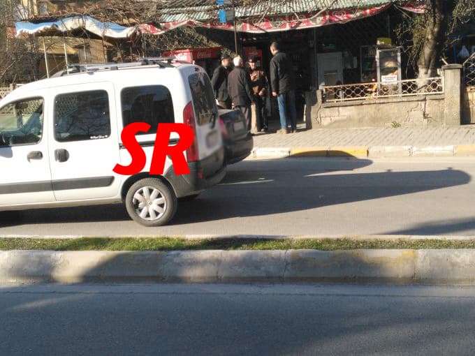 Aniden duran araca çarpmamak için manevra yaptı ama...