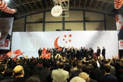 <font face="Arial" size="2" color="#000000"><strong>Bu Bir Soğuk Savaş Siyasetidir</strong></font> <p><font size="2"><font face="Arial">7 yıldır CHP'nin AK Parti'ye saldırıda bulunduğunu, AK Parti'nin de aynı &uuml;slupla cevap verdiğini anlatan Kurtulmuş, şunları s&ouml;yledi, <font color="#333399">&quot;Malesef son 7 yılda sayın Erdoğan ile sayın Baykal arasında birinin ak dediğine birinin kara dediği politika ve polemik s&uuml;rd&uuml;r&uuml;l&uuml;p gidiliyor.<strong>T&uuml;rkiye 7 yılını kaybetmiştir. Bu bir soğuk savaş siyasetidir. &Ccedil;atışma ve gerilim siyasetidir.</strong> 1970'li yıllarda rahmetli Ecevit ile Demirel arasındaki birinin ak dediğine diğerinin kara dediği o anlamsız gerilimle heba edilmişti. O kadar ilgin&ccedil;tir ki CHP klasik tavrının dışına &ccedil;ıkarak gerekirse ne olursa olsun Kur'an kurslarından bahsediyor. Baş&ouml;rt&uuml;s&uuml; ve &ccedil;arşaf a&ccedil;ılımından bahsediyor. İ&ccedil;indekileri Allah bilir. Hazır Kur'an kursu demişken, AKP CHP'ye 'Hayır, olmaz. O konularla sen ilgilenemezsin'. 'Bu memlekete Kur'an kursu lazımsa onu da biz getiririz'. Diğer taraftan &ccedil;atışma ve gerilim siyaseti &ouml;yle bir noktada istismar ediliyorki; bir taraf 'aman sakın ha oylarınızı sakın b&ouml;lmeyin' Ak Parti'ye oy verirseniz şeriat gelir diyor. &Ouml;teki taraf da diyorki; CHP'ye oy verirseniz kominizm gelir diyor. AKP tam bir stat&uuml;ko partisi haline d&ouml;n&uuml;şm&uuml;şt&uuml;r. Stat&uuml;ko partilerinin temel &ouml;zelliği &ccedil;atışmadan besleniyor olmalarıdır. Bunlar geri kalmış topluma s&ouml;yleyecek bir şeyi olmayan tarihi ve g&uuml;n&uuml; okuyamayan tamamen ezberci tamamen stat&uuml;kocu soğuk savaş siyasetini kullanan siyaset&ccedil;ilerdir. 2010 yılında T&uuml;rk toplumunun değişimci siyasete ihtiyacı vardır. Yol g&ouml;steren akla ve bilgiye dayalı ağlak, akıl ve adalet &uuml;zerine inşa edilmiş bir siyasete ihtiyacı var.&quot;</font></font></font></p>