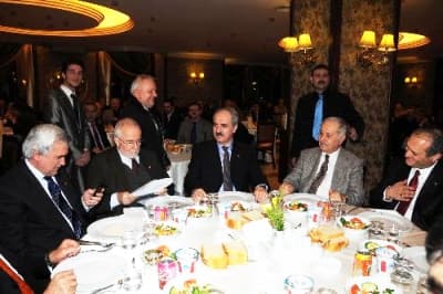 <p><font face="arial,helvetica,sans-serif" size="2"><strong>Tsunami&nbsp;Dalgalarının&nbsp;Etkisi Hen&uuml;z T&uuml;rkiye Sahillerini Vurmadı<br /></strong><br />T</font><font face="arial,helvetica,sans-serif" size="2">&uuml;rkiye'nin yavaş yavaş &ccedil;ok sınık konuşulan ekonomik krizin etkisiyle karşı karşıya kaldığını dile getiren Kurtulmuş, krizin esası itibariyle bir uygarlık ve medeniyet kirizi olduğunu vurguladı. 'İşin manevi ve ekonomik kısmı buzdağının g&ouml;r&uuml;nen kısmıdır. Aslında buzdağının suyun altında kalan ana k&uuml;tlesi &ccedil;ok daha vahim &ccedil;ok daha derin &ccedil;ok daha g&uuml;&ccedil;l&uuml; krizleri barındırmaktadır.' diye konuşan Kurtulmuş, buzdağının altında b&uuml;t&uuml;n d&uuml;nyayı kapsayan bir sosyal, ahlak, ailelerin değerlerinin &ccedil;&ouml;z&uuml;lmesi ve yoksulluk meselesinin olduğunu s&ouml;yledi. Kurtulmuş, kalıcı ve g&uuml;&ccedil;l&uuml; şekilde devam edecek olan krizden batılı değerler i&ccedil;inde kurtulmanın yolu bulunmadığını belirtti. T&uuml;rkiye'nin hen&uuml;z k&uuml;resel krizin etkilerine muhatap olmadığını ifade eden Kurtulmuş, <font color="#333399">&quot;Dışarıdaki tsunami dalgalarının etkisi hen&uuml;z T&uuml;rkiye sahillerini vurmadı.&quot;</font> dedi. </font></p><p><font face="arial,helvetica,sans-serif" size="2">Son 8 yıldır uygulanmakta olan g&uuml;&ccedil;l&uuml; ekonomiye ge&ccedil;iş adı altındaki T&uuml;rkiye'ye dayatılan uluslararası bir ekonomi programının yani 17. IMF protokol&uuml;n&uuml;n doğal sonucu olarak &uuml;lkenin &ccedil;ok vahim krizlerle karşı karşıya kaldığının altını &ccedil;izen Kurtulmuş, ş&ouml;yle konuştu, <font color="#333399">&quot;8 yıllık s&uuml;re i&ccedil;erisinde &ouml;nce &uuml;&ccedil;l&uuml; koalisyon h&uuml;k&uuml;meti, ardından Kemal Derviş'in kendisiyle birlikte krizin getirdiği program ve arkasından 7 yıldır AKP'nin koymuş olduğu program harfiyen birebir aynı programdır. Bu program niteliği itibariyle T&uuml;rkiye'nin ekonomik yapısını dağıtan, bozan ve dışa bağımlı hale getiren bir programdır. T&uuml;rkiye'de son 8 yılda tezgahı yani &uuml;retim g&uuml;c&uuml; dağıtıldı. T&uuml;rkiye'nin ekonomik yapısı değiştirildi. &Ouml;nce tarım n&uuml;fusundaki yapı değişti. Sadece ge&ccedil;tiğimiz 2 yıllık s&uuml;re i&ccedil;erisinde 1 milyon 350 bin vatandaşımız k&ouml;y yerini terketmiştir. T&uuml;rkiye'de yaklaşık 6 milyona yakın bir insan malesef gelir bakımından mağdur hale getirilmiştir. Vatandaşın alım g&uuml;c&uuml; alzatılmıştır. Alım g&uuml;c&uuml;n&uuml;n azalması demek T&uuml;rkiye'de esnafın ortadan kalkması demek. Kobilerin yarısı kapanma noktasına gelmiş. T&uuml;rkiye'de 1 yıl i&ccedil;erisinde bir &ouml;nceki yıla g&ouml;re kapanan iş yeri sayısı y&uuml;zde 50 artmıştır. 3 ay i&ccedil;erisinde 150 tane b&uuml;y&uuml;k sanayi kuruluşumuz &uuml;retimini askıya almıştır. Bir ka&ccedil; ay sonra bu fabrikalar yabancıların eline ge&ccedil;me noktasına gelecektir. Alım g&uuml;c&uuml; olmayan bir toplum kredi kartlarını &ouml;deyemez bir duruma gelmiştir. Kredi kartı bor&ccedil;larının altında insanlar inim inim inliyor.&quot;</font></font></p>