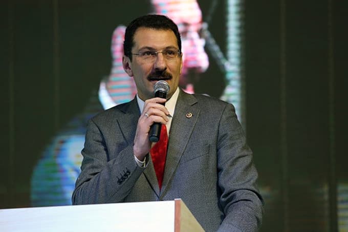 <font face="arial,helvetica,sans-serif" size="2">Yeni Şafak gazetesi  yazarı Kemal &Ouml;zt&uuml;rk de Amerika ve Avrupa'nın birlikte kurduğu paktın &ccedil;ok  ciddi bir sarsıntı ge&ccedil;irdiğini ve bu sarsıntının ortaya &ccedil;ıkardığı  kaotik enerjinin İngiltere'de Brexit, Amerika'da da Donald Trump'ın  başkan se&ccedil;ilmesiyle kendini g&ouml;sterdiğini belirterek Avrupa'da yapılacak 4  se&ccedil;imde de aşırı sağcı, M&uuml;sl&uuml;man ve yabancı d&uuml;şmanı liderlerin  se&ccedil;ileceğine kesin g&ouml;z&uuml;yle bakıldığını s&ouml;yledi.<br /><br />D&uuml;nya siyasetinde  ve ekonomide &ccedil;ok ciddi kaoslar ve sarsıntılar yaşanabileceğine işaret  eden &Ouml;zt&uuml;rk, &quot;D&uuml;nyada krizler tırmanacakken, Ortadoğu'da savaşlar  derinleşecekken, T&uuml;rkiye'nin b&uuml;rokratik yapısının hızlı ve g&uuml;&ccedil;l&uuml;  işlemesi, &ccedil;abuk karar alınması ve b&uuml;t&uuml;n devlet aygıtlarının senkronize  olması gerekiyor.&quot; dedi.<br /><br />AK Parti Kuzey Amerika Se&ccedil;im  Koordinasyon Merkezi Başkanı Levent Ali Yıldız da bu se&ccedil;imlerde  vatandaşların mobil sandık uygulamasıyla oy kullanabilmesi i&ccedil;in AK Parti  olarak ABD &ouml;zelinde 7 b&ouml;lgede gezici konsolosluklar oluşturulmasını  Y&uuml;ksek Se&ccedil;im Kurulundan talep ettiklerini bildirdi.</font>