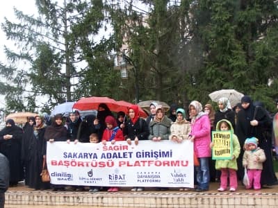 <p><font face="arial,helvetica,sans-serif" size="2"><strong>Hayırlı olsun!!!!</strong></font></p><p><font face="arial,helvetica,sans-serif" size="2">Yeni Anayasa tartışmalarının yeniden başladığı şu g&uuml;nlerde artık hi&ccedil; kimse baş&ouml;rt&uuml;s&uuml; yasağına ilişkin bırakın herhangi bir teklif vermeyi g&ouml;nderme dahi yapamaz duruma d&uuml;şm&uuml;ş durumdadır.</font></p><p><font face="arial,helvetica,sans-serif" size="2">Her fırsatta &ouml;zg&uuml;rl&uuml;kleri arttırmaktan bahseden h&uuml;k&uuml;metin, iş M&uuml;sl&uuml;man kimliğin &ouml;zg&uuml;rce yaşanmasına geldiğinde Kemalist ideolojinin&nbsp; keyfi yasaklamalarına ve baskılarına d&ouml;n&uuml;k herhangi bir adım atmak aklına gelmiyor.</font></p><p><font face="arial,helvetica,sans-serif" size="2">H&uuml;k&uuml;metin T&uuml;m &ouml;zg&uuml;rl&uuml;klerin ancak<font color="#333399"> &ldquo;Atat&uuml;rk&ccedil;&uuml;&rdquo;</font> olmak şartıyla kullanılabileceği konusunda derin devletle uzlaşmış olduğu konusunda &ccedil;ok ciddi endişelerimiz var.</font></p>