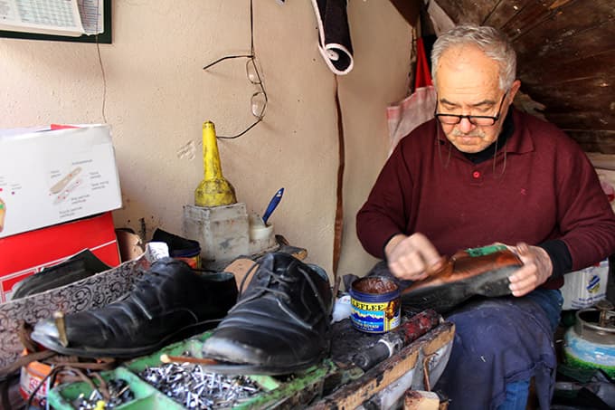 Ayağa bile kalkılamayan dükkanda geçen bir ömür