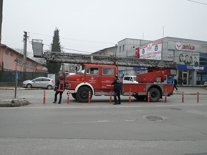 Binanın penceresine çıktı ama inemedi