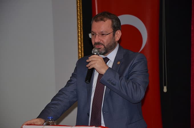 <font face="arial,helvetica,sans-serif" size="2"><strong>Uncuoğlu, Erenler dedi</strong><br /><br />Erenler İl&ccedil;esi&rsquo;nin hem  1000 yataklı hastane i&ccedil;in hem de &Uuml;niversite i&ccedil;in uygun arazilere ve  &ouml;nemli bir cazibeye sahip olduğunu ifade ederek s&ouml;zlerine başlayan AK  Parti Sakarya Milletvekili Recep Uncuoğlu daha sonra referandum s&uuml;reci  ile ilgili bilgilendirmelerde bulundu. Uncuoğlu konuşmasında; &ldquo;Tarihi  bir s&uuml;re&ccedil; i&ccedil;erisindeyiz. 7 Haziranda h&uuml;k&uuml;met kurulamayan bir tablo  yaşadık. %40 ile AK Parti tek başına iktidar olamadı. Eski T&uuml;rkiye&rsquo;nin  ne kadar yakın olduğunu 7 Haziran 2015 g&ouml;ren milletimiz 4 ay gibi bir  s&uuml;rede AK Partiyi %49,5 oyla getirdi ve tek başına iktidar yaptı.<br /><br />Koalisyonlarla  inim inim inleyen, bir &ccedil;ivi dahi &ccedil;akılmayan, atılan temellerin  &ccedil;&uuml;r&uuml;t&uuml;ld&uuml;ğ&uuml;, hastanelerde kuyrukların olduğu, adliyelerin &ccedil;alışmadığı,  her t&uuml;r mafyanın cirit attığı bir memlekette yaşadık. Biz koalisyonlarla  y&ouml;netilemiyoruz. Biz iki başlılığa tahamm&uuml;l eden bir toplum değiliz.  Bug&uuml;n 15 Temmuzdan sonra T&uuml;rkiye&rsquo;nin maruz kaldığı bu tehditlerle bir  daha 7 Haziranı yaşamamak gibi bir zorunluluğu olduğunu hepimiz g&ouml;rd&uuml;k.  Bu millet o kalkışmayı tarihte eşi benzeri olmayacak şekilde &ccedil;ıplak  elleriyle engelledi. Dolayısı ile bu işin sadece AK Parti meselesi  olmadığını, memleket meselesi olduğunu, Tayyip Erdoğan i&ccedil;in değil  torunlarımız i&ccedil;in olduğunu, milletimizin &ouml;n&uuml;ne tarihi bir fırsat  ge&ccedil;tiğini hep beraber kapı kapı gezerek anlatacağız&rdquo; dedi.</font>