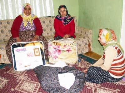 <strong><font face="Arial" size="2" color="#000000">Onlara G&uuml;venerek Kredi Verdik</font></strong> <p><font face="Arial" size="2">Mikro kredi tutarının 2 bin 500 TL'ye kadar &ccedil;ıkabildiğini ifade eden G&uuml;m&uuml;ş, kadınların aldıkları krediyi 4 ile 12 ayda y&uuml;zde 3 faizle geri &ouml;dedikleri bilgisini verdi. G&uuml;m&uuml;ş, </font><font size="2"><font face="Arial"><font color="#333399">&quot;Sermaye &ccedil;ok k&uuml;&ccedil;&uuml;k gibi g&ouml;r&uuml;lebilir ama bazı işler i&ccedil;in &ccedil;ok &ouml;nemli bir rakam. K&uuml;&ccedil;&uuml;k sermaye ile kadınlarımız sağlayacak el işleri ve k&uuml;&ccedil;&uuml;k eşyalar pazarlayarak aile b&uuml;t&ccedil;elerine &ouml;nemli katkı sağlıyor. Roman kadınlarımızda bu krediden yararlanmak istedi. Onlara g&uuml;venerek kredi verdik. Şu anda taksitlerini aksatmadan &ouml;d&uuml;yorlar. <br /><br /></font><font color="#000000"><strong>Bu Zamanda Ge&ccedil;im &Ccedil;ok Zor</strong></font></font></font></p><p><font face="arial,helvetica,sans-serif" size="2">Vakfın sağladığı mikro kredi imkanından yararlanan 4 &ccedil;ocuk annesi Ayşe Emek, ekonomik kriz sebebiyle sermaye sıkıntısı &ccedil;ektiklerini belirterek ş&ouml;yle konuştu: <font color="#333399">&quot;Vakfın kredi verdiğini &ouml;nce gazetelerden okuduk. Sonra bir komşumuz kredi aldı. Biz de başvurduk. Ailemizin erkekleri hurda işiyle uğraşıyor. Bu zamanda ge&ccedil;im &ccedil;ok zor. Bizde aile b&uuml;t&ccedil;esine boh&ccedil;acılık yaparak katkıda bulunuyoruz. Ben ilk olarak 550 TL kredi kullandım ve onu &ouml;dedim. Şimdi 1.000 TL alacağım. Krediyle boh&ccedil;a malı alıp satarak ge&ccedil;imimizi sağlıyorum.&quot;</font> </font></p><p>&nbsp;</p>