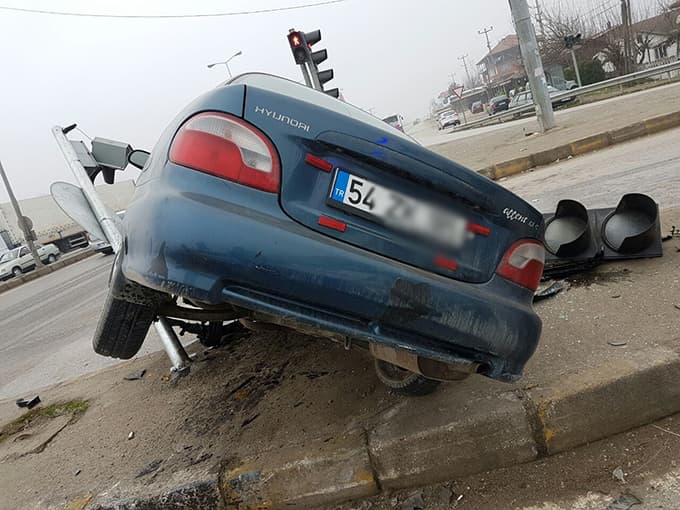 Trafik ışıklarına çarparak durabildi