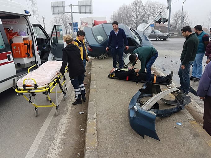 Trafik ışıklarına çarparak durabildi