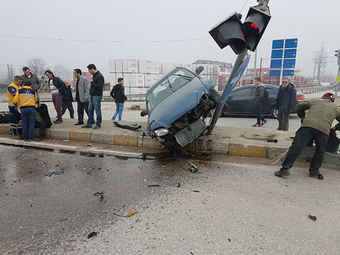 Trafik ışıklarına çarparak durabildi