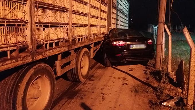 Otomobil TIR'ın altına girdi