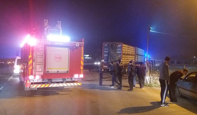 Otomobil TIR'ın altına girdi