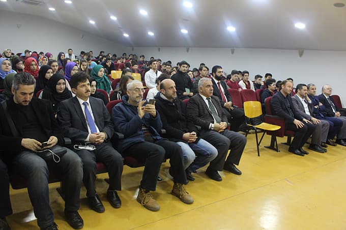 Dr. Fatih Erbakan, öğrencilere Necmettin Erbakan'ı anlattı
