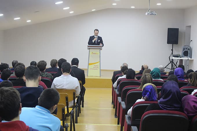 <strong><font size="2">Sakarya &Uuml;niversitesi'nde de anıldı</font></strong><p><font size="2">Sakarya&rsquo;da  faaliyet g&ouml;steren sivil toplum kuruluşları tarafından Erbakan Haftası  kapsamında &ldquo;Hepimizin Hocası Erbakan&rdquo; adlı bir panel d&uuml;zenlendi. SA&Uuml;  Hukuk Fak&uuml;ltesi Sabahattin Zaim Konferans Salonu&rsquo;nda yapılan panele  konuşmacı olarak İstanbul Sabahattin Zaim &Uuml;niversitesi &ouml;ğretim &uuml;yesi  Prof. Dr. Arif Ersoy ile Necmettin Erbakan&rsquo;ın oğlu ve Erbakan Vakfı  Genel Başkanı Fatih Erbakan katıldı.<br /><br />Panelde ilk olarak s&ouml;z alan  Prof. Dr. Arif Ersoy, Erbakan&rsquo;ın bir fikir adamı olduğunu belirterek,  &ldquo;Merhum Erbakan, bir kişiyle konuştuğunda onun fikir anlayışını ve  d&uuml;ş&uuml;nce yapısını anlayabiliyordu. Erbakan g&ouml;r&uuml;neni değil perde  arkasındakileri de g&ouml;rebilen bir kişiydi. Onu &ouml;nder ve lider yapan da bu  &ouml;zellikleriydi&rdquo; dedi.<br /><br /><strong>''Erbakan&rsquo;ın d&uuml;ş&uuml;nceleri sorunları &ccedil;&ouml;zer''</strong><br /><br />Erbakan&rsquo;ın  ilmini ve inancını b&uuml;t&uuml;nleştirebildiğini ve olayları t&uuml;m y&ouml;n&uuml;yle  inceleyebildiğini s&ouml;yleyen Prof. Dr. Ersoy, &ldquo;Erbakan, bilgisini ve  donanımını insanların anlayacağı dilde anlatmayı &ccedil;ok iyi bir şekilde  başarıyordu&rdquo; diye konuştu. Bug&uuml;n yaşanan sıkıntıların ise mevcut  sistemin bir &uuml;r&uuml;n&uuml; olduğunu belirten Prof. Dr. Ersoy, &ldquo;İşsizlik sorunu  sistemden gelen bir sorundur. Bunun yenmek de Erbakan gibi d&uuml;ş&uuml;nenlerin,  istikrar, tevhit ve adalete inananların başarısı olacaktır&rdquo; ifadelerini  kullandı.<br /><br /><strong>''Erbakan olduk&ccedil;a donanımlı bir insandı</strong>''<br /><br />Fatih  Erbakan ise konuşmasında babası Necmettin Erbakan&rsquo;ın pozitif ilimler  konusunda olduk&ccedil;a donanımlı bir kişi olduğunu dile getirerek, kendisinin  bu y&ouml;n&uuml;yle de &ouml;n plana &ccedil;ıktığını s&ouml;yledi. Erbakan, &ldquo;Kendisi &uuml;st d&uuml;zeyde  donanımlı bir insan olmaya &ouml;nem vermiştir ve bunu hayatında da  ger&ccedil;ekleştiren bir insandır. Aynı zamanda ideolog y&ouml;n&uuml;yle de fikir ve  d&uuml;ş&uuml;nce &uuml;reten, yeni kelimeler kazandıran bir d&uuml;ş&uuml;nce adamıydı&rdquo; diye  konuştu.<br /><br />Necmettin Erbakan&rsquo;ın adil bir d&uuml;nya i&ccedil;in Milli G&ouml;r&uuml;ş  hareketini başlattığını ve tarihten yola &ccedil;ıkarak yeni bir zihniyet  meydana getirdiğini s&ouml;yleyen Fatih Erbakan, &ldquo;Milli G&ouml;r&uuml;ş, hakkı &uuml;st&uuml;n  tutan, barış&ccedil;ı ve medeni bir zihniyettir. Babam sadece konuşan değil  s&ouml;ylediklerini yapan bir kişiliğe sahipti&rdquo; ifadelerini kullandı.<br /><br />Program sonunda ise konuşmacılara hediye takdim edildi.</font></p>