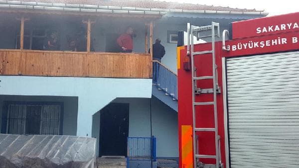 Yangına giden itfaiye ekipleri, polisi de çağırdı