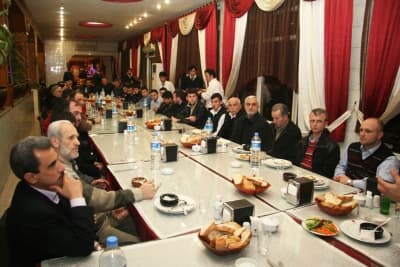 <font size="2"><font face="Arial"><strong>Sakarya&rsquo;da Her Alanda Gelişim Yaşandı</strong><br /><br />AK Parti iktidarı d&ouml;neminde Sakarya&rsquo;nın baştan aşağı d&ouml;n&uuml;şt&uuml;ğ&uuml;n&uuml; ifade eden Yusuf Alemdar,<font color="#333399"> &ldquo;AK Parti iktidarı d&ouml;neminde şehrimizde her alanda &ouml;nemli &ccedil;alışmalar ger&ccedil;ekleştirildi. Sağlıkta, eğitimde, duble yollarda şehrimiz tam anlamıyla bir d&ouml;n&uuml;ş&uuml;m ve gelişim yaşamıştır. İl&ccedil;elerimiz, beldelerimiz, k&ouml;ylerimiz uzun yıllar g&ouml;rmedikleri hizmetleri AK Parti iktidarında g&ouml;rm&uuml;şt&uuml;r. Bu yaşananları herkes g&ouml;r&uuml;yor, herkes biliyor. İnşallah bu gelişim ve bu değişim 30 Mart&rsquo;tan sonra da t&uuml;m hızıyla devam edecek&rdquo;</font> dedi. </font></font>