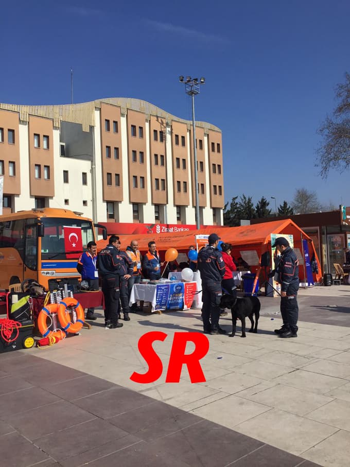 Demokrasi Meydanı'nda deprem standı açıldı