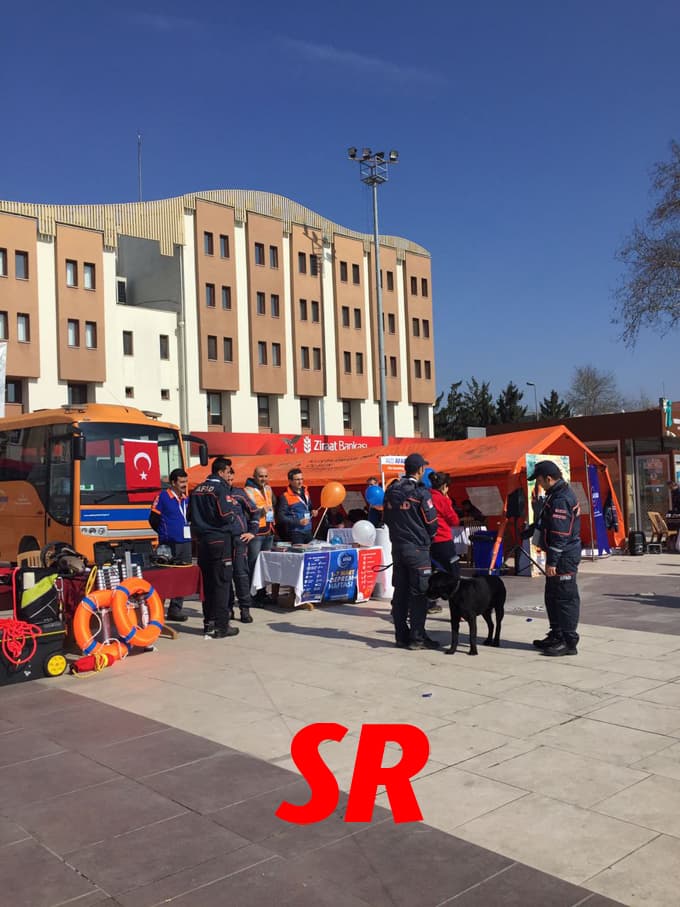 Demokrasi Meydanı'nda deprem standı açıldı