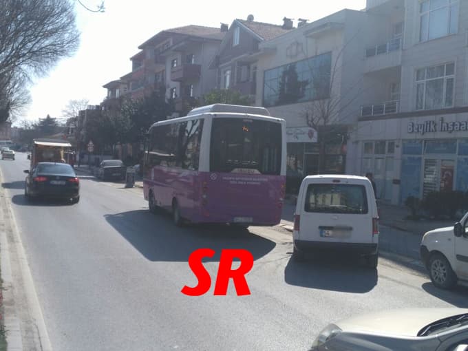 Bu sefer bisiklet otobüse çarptı