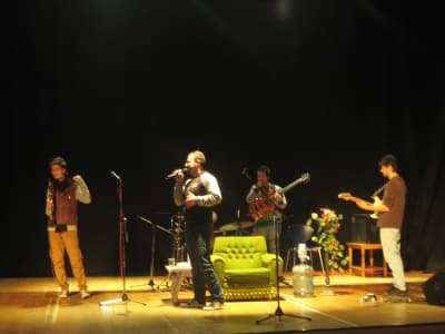 <font size="2"><font face="Arial"><strong>Oyun &Ouml;ncesi Konser</strong><br />&nbsp;<br />Tiyatro Agora b&uuml;nyesinde bazı oyunlarda g&ouml;rev alan Grup M&uuml;zik Kutusu oyun &ouml;ncesi verdiği konserle seyirciyi coşturdu. Orkestra şefi G&ouml;khan AL (Bas Gitar) Caner Tokyay(Elektro Gitar), Semih Altunal(Klarnet), Mustafa &Ouml;zden(Batery)'in m&uuml;zisyenliğini yaptığı ekibin solisti İbrahim TETİKEL'di.Yaklaşık bir saat m&uuml;zik ziyafeti veren Grup M&uuml;zik Kutusu başarılı performansları ile her &ccedil;arşamba ve her perşembe<br />AKM teras'ta &ccedil;alışmalarını s&uuml;rd&uuml;r&uuml;yor.</font></font>