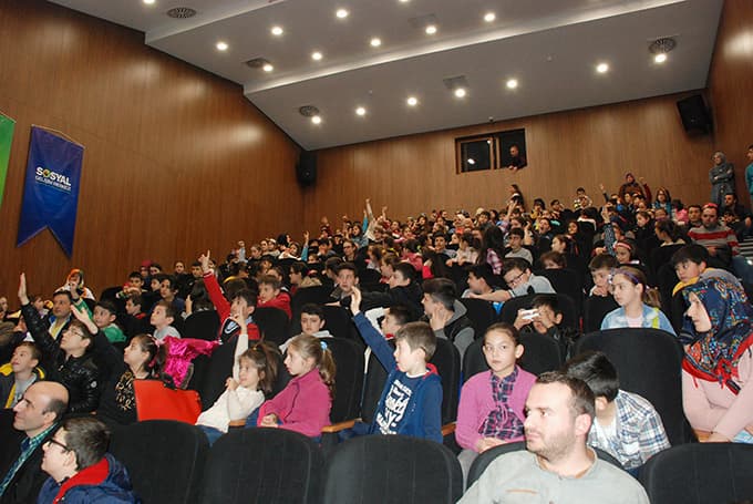 Yazar Selim Gündüzalp küçük hayranlarıyla buluştu