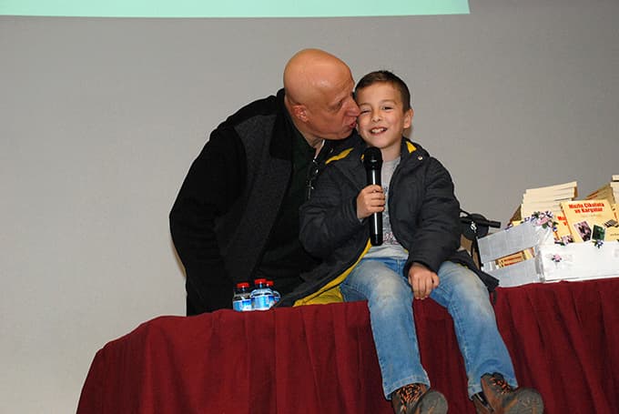 Yazar Selim Gündüzalp küçük hayranlarıyla buluştu