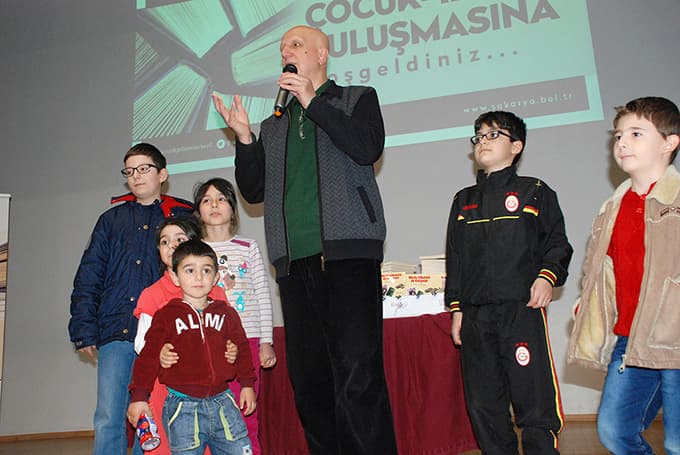 Yazar Selim Gündüzalp küçük hayranlarıyla buluştu