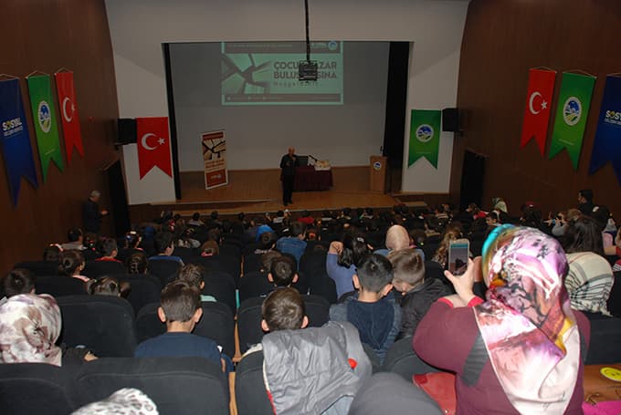 Yazar Selim Gündüzalp küçük hayranlarıyla buluştu